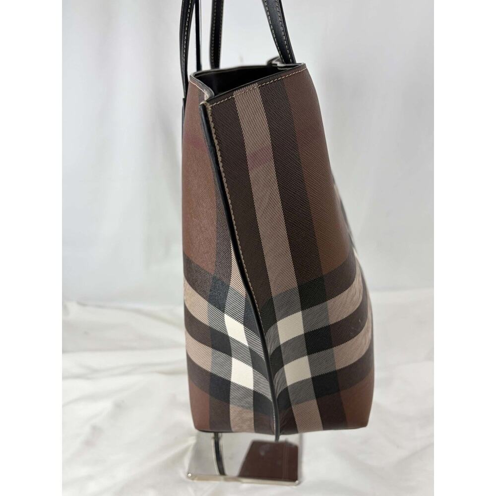 The Burberry Medium Check Tote in Dark Birch Brown SPB JA-369520 - Picture 4 of 16